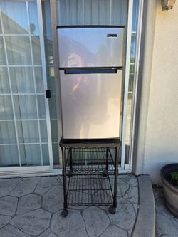 Magic Chef 3.1 cu ft Refrigerator Freezer