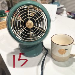 Retro style mini size table fan