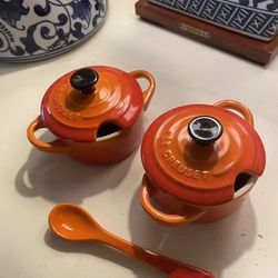 Le Creuset 2 Mini Condiment Pots + Lids + 1 SpoonVolcanic Flame Orange