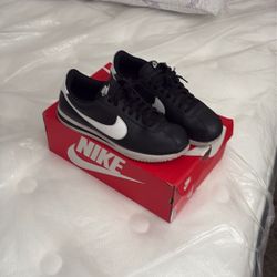 Size 10 nike cortez