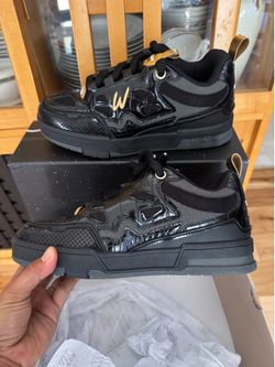 Black Sneakers Mens 7 or women’s size 8