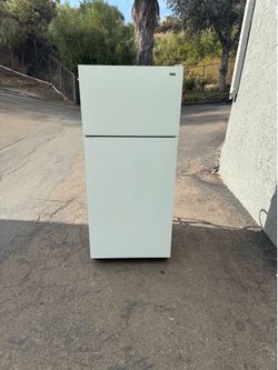 Refrigerator Household fridge freezer (free local delivery)