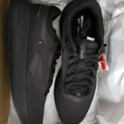 Unisex New Reebok Sneakers Size 12 In MENS AND 13.5 Women