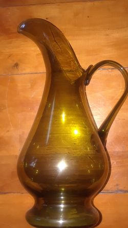 10" TALL VINTAGE AMBER GLASS PITCHER IN EXCELLENT CONDITION