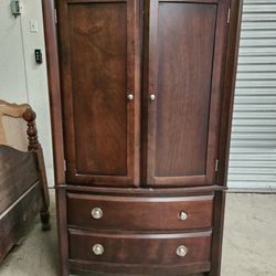 Armoire / Dresser