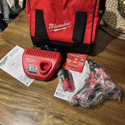 MILWAUKEE M12 CORDLESS SCREWDRIVER KIT