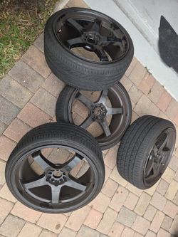 Spec 1 wheels 20x9 with lexani 5x114.3 bolt pattern.