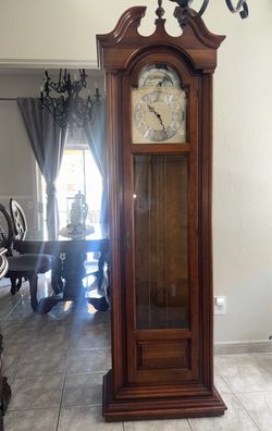 Beautiful vintage Howard Miller grandfather clock