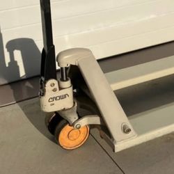 Crown Pallet Jacks $299-399 Lots They All Work 