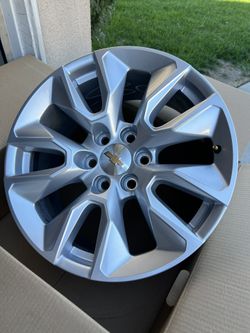 New Single Chevy Silverado Rim 20” Oem New Condition ( One 1 Wheel Only )( Solamente Un 1 Rin ) Como Nuevo 