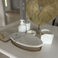 Sculpture On Base De Marmol . Holder Hand Soap; Pedestal Candle; Gol Branch Marmol. 