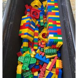 BUNDLE OF LEGOS IN GOOD CONDITION 
