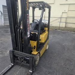 2012 Yale Forklift,3000 lbs capacity,3 stage,Sideshifter