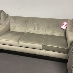 80% OFF 🇮🇹Beautiful Italian Velvet Sofa Reverisable Cushion Solid Wood Frame On Ridiculous Blowout Retails For $2000