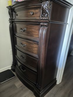 Elegant Traditional Dark Wood Dresser