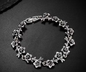 New Women’s Silver-tone Flower bracelet 7.09 inches