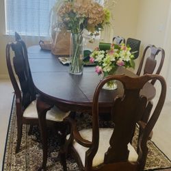 Dining Table + 6 Chairs. Excellent Condition.