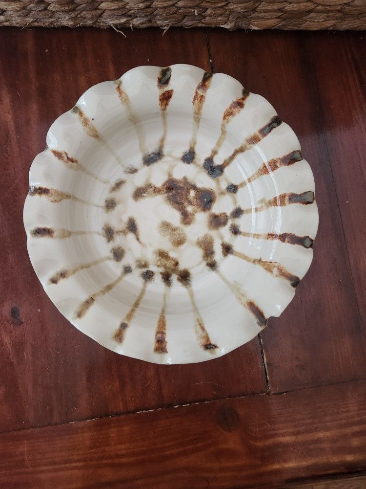 10in Decorative Plate With Scalloped Edge