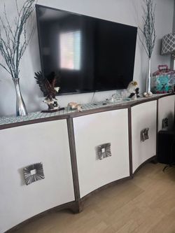 Credenza/cabinet