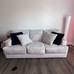 Very Comfortable Couch! Like New!