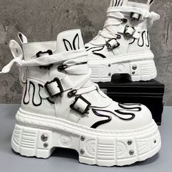 Fashionable high-heel moccasin boots!