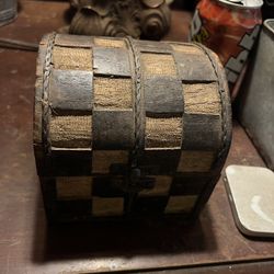 Rustic Handcrafted Wood Trinket Box – Vintage-Style Chest