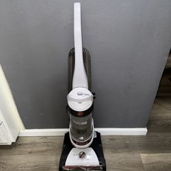 VACUUM Hoover WindTunnel Bagless PET