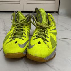 Size 11, Nike Lebron 10 Vlot 541100–700