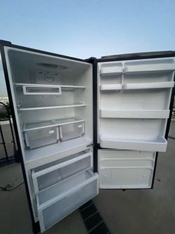 Samsung twin cooling refrigerator and freezer with ice gloss black