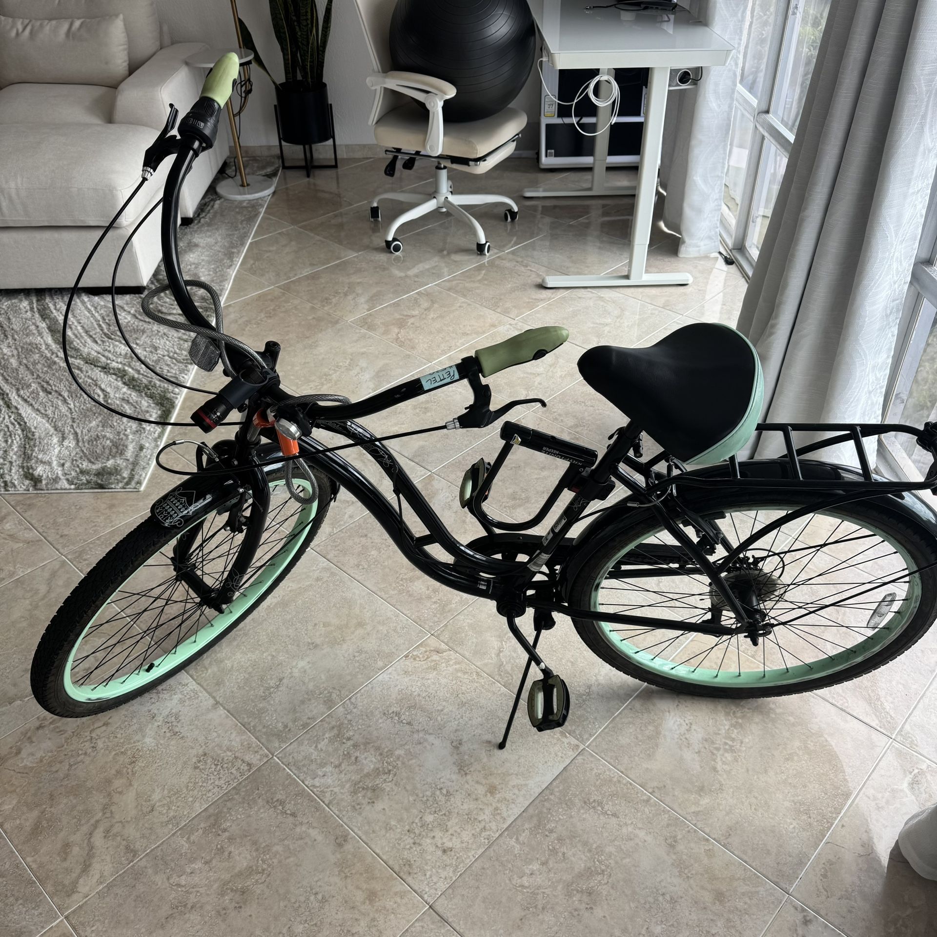 Schwinn Cruiser Bike w/ 6 gears, lock and lights included