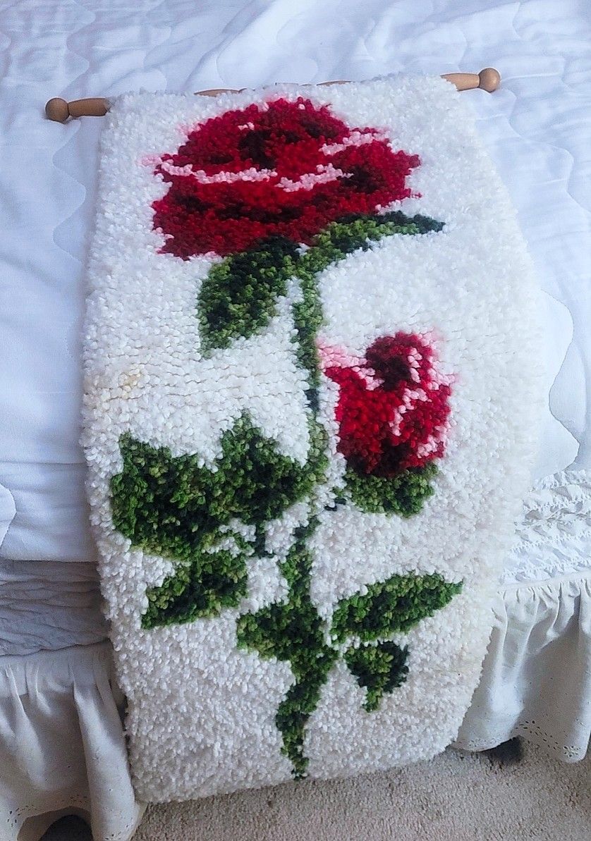 VINTAGE ROSE WALL HANGING
