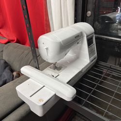Brother SE1900 Embroidery Machine