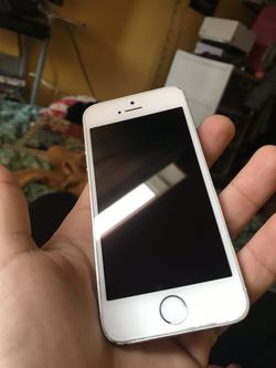 Silver IPhone 5s . It’s in outstanding condition,no cracks on the screen, plus the camera works like it’s brand new, and the speakers are nice and lo