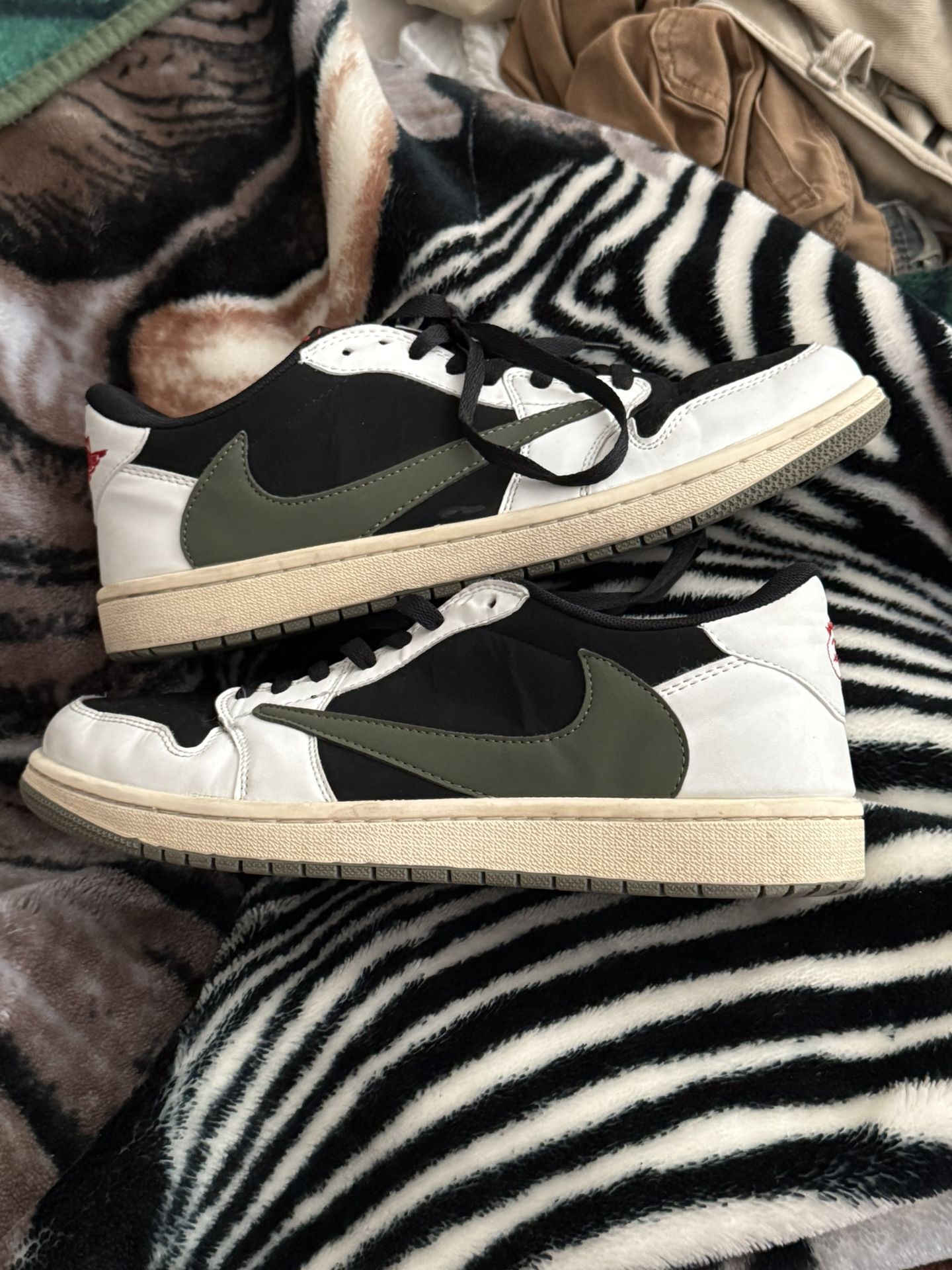 Jordan 1 Travis Scott “Reverse Olive” (Friends & Family)