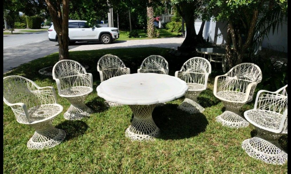 RUSSELL WOODARD SPUN FIBERGLASS PATIO SET - MID-CENTURY MODERN
