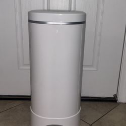 Munchkin STEP Diaper Pail, Powered by Arm & Hammer
