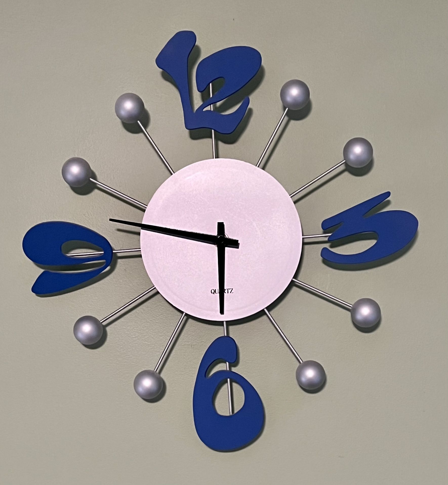 Analog Clock With Bubble Font