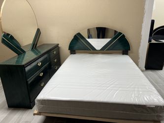 QUEEN MATTRES AND BOX AND BED FREAM DRESSRES AND MIRROR GOOD CONDITION FREE DELIVERY 🚚 