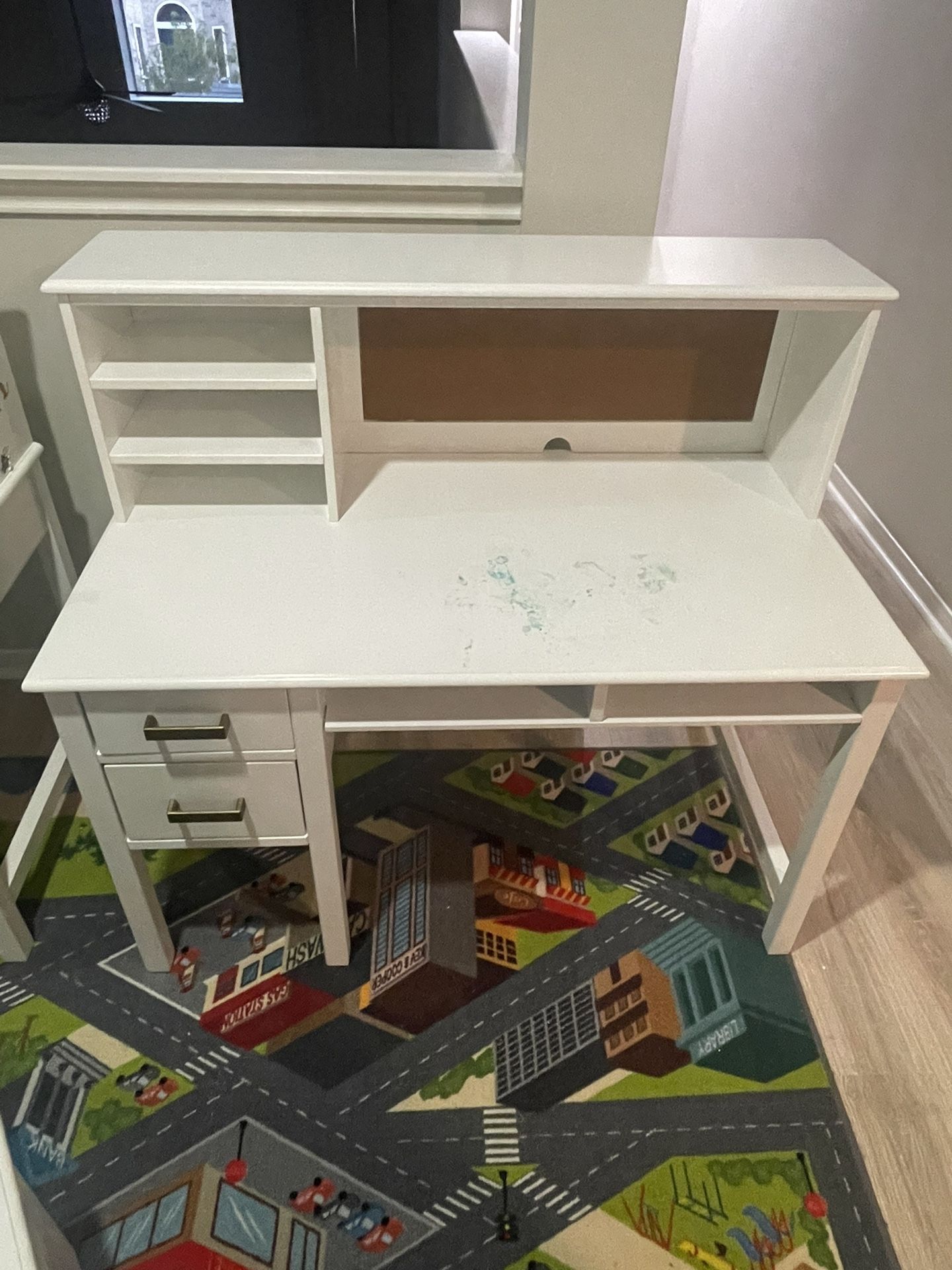 Kid’s Desk With Hutch