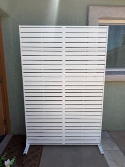 Privacy screen with stand