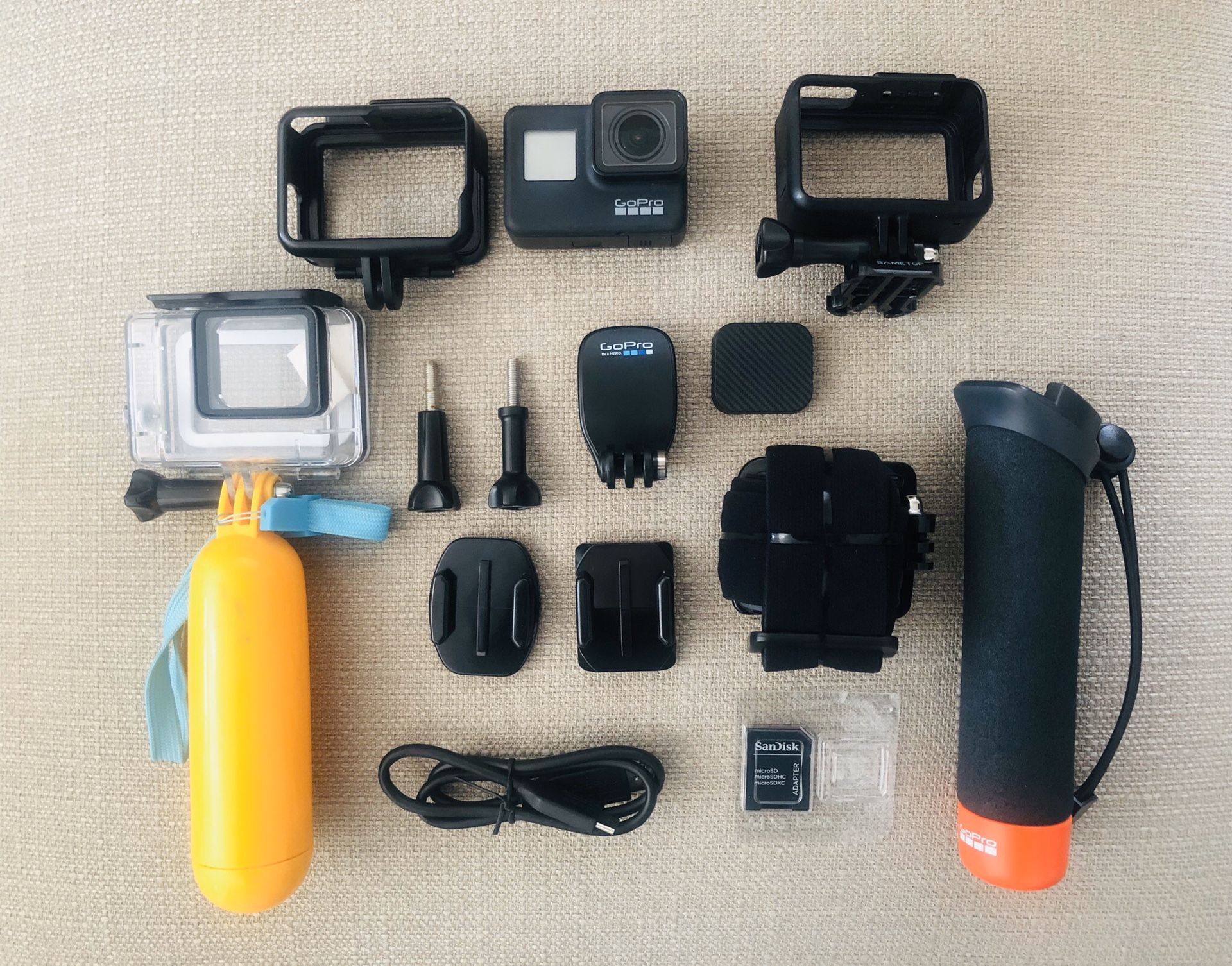 GoPro Hero 7 Black great bundle !!