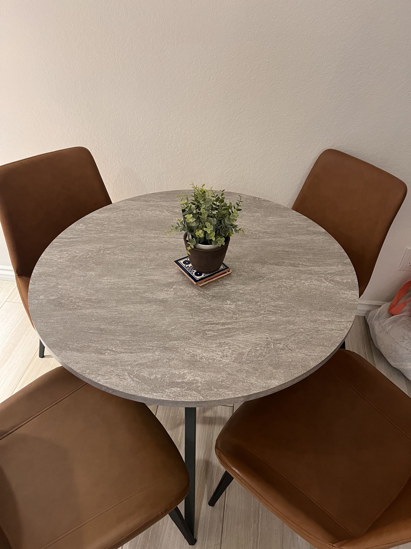 Round dining table, Table ONLY