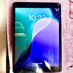 iPad 7th Gen 32GB – Works Perfect – Cracked Screen
