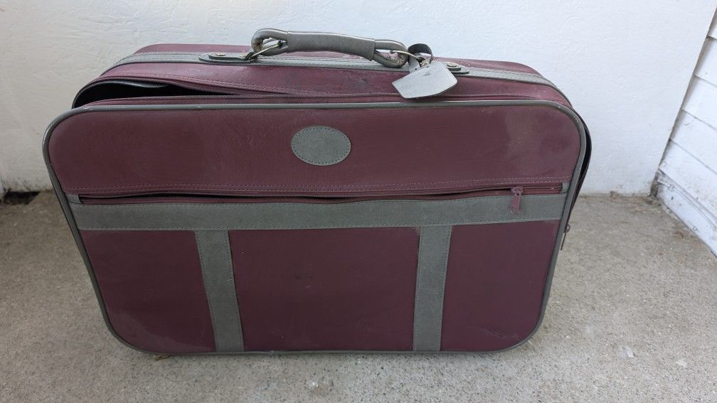 Vacation College Suitcase Zippered Luggage. Or Use As A Storage Box.
Pickup East or West