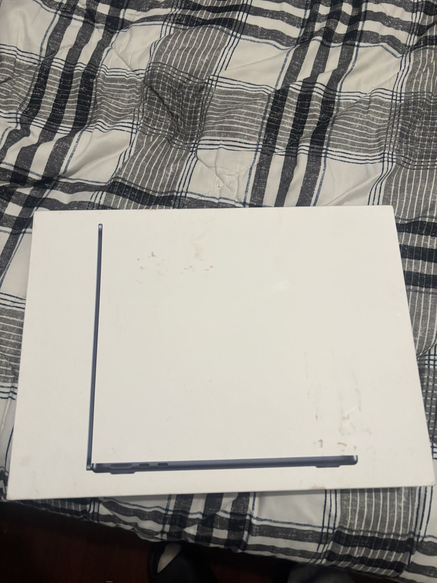 Apple - MacBook Air 13-inch Laptop - Apple M4 chip Built for Apple Intelligence - 16GB Memory - 256GB SSD - Midnight