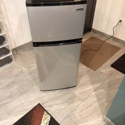 Magic Chef Mini Refrigerator 