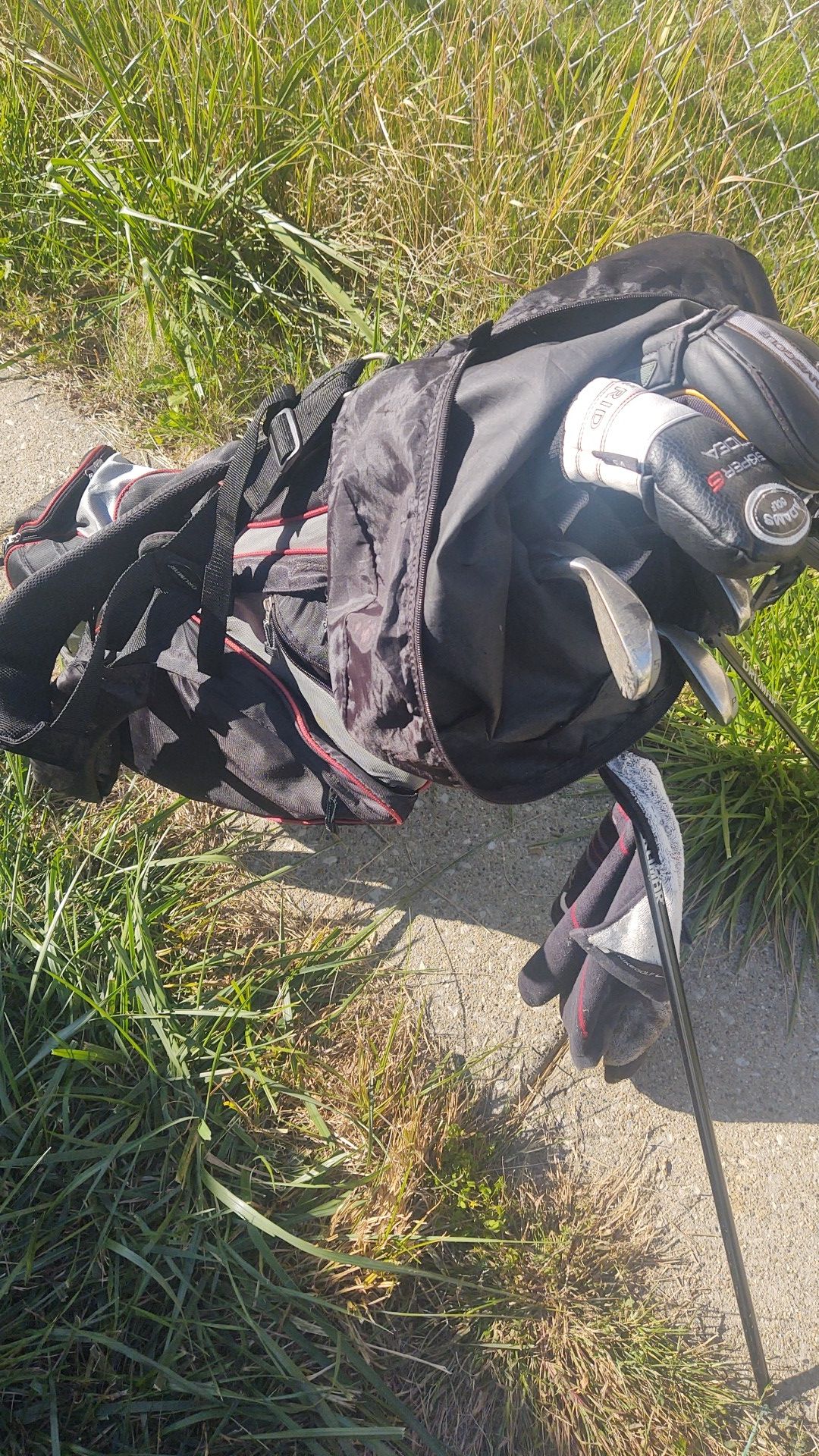 Mens golf clubs with bag, various clubs, sold as is