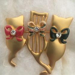 Vintage Gold Tone Enamel 3 Cats Playing w/ Christmas Bow Holiday Pin Brooch