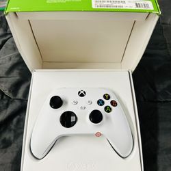 Xbox Wireless Gaming Controller – White  – Play on Xbox, Windows, Android, iOS, FireTV Sticks, Smart TVs, VR Headsets