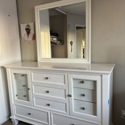 White wood dresser 